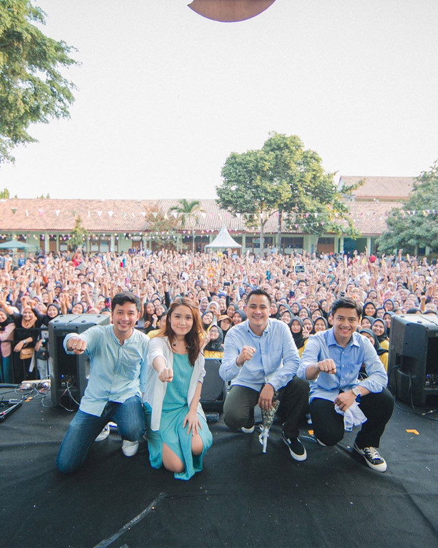 HIVI! terdiri dari 4 personel yaitu Ilham (Lead Vocal), Dea (Lead Vocal), Febri (Gitar/vocal) dan Ezra (Gitar/vocal).