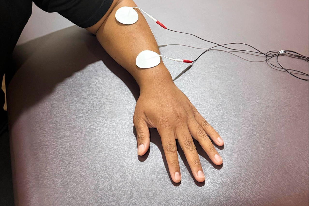 Sesi elektroterapi menggunakan peralatan moden di klinik