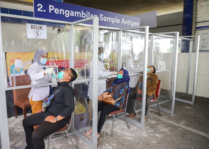 Pengambilan sampel Rapid Test Antigen di stasiun.