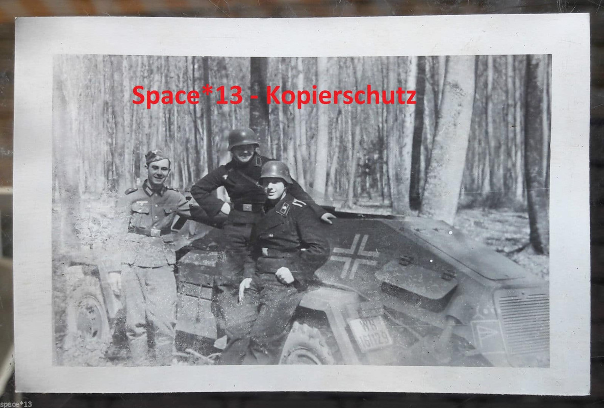 Foto Panzersoldat vor Panzerspähwagen Portrait m