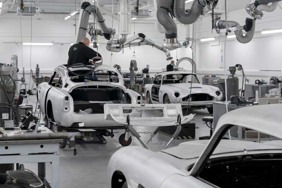 AstonMartinDB5GoldfingerContinuation_03