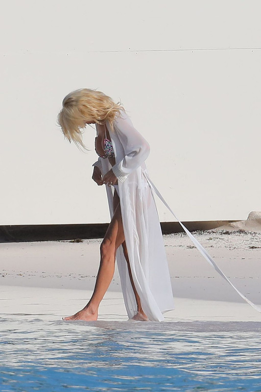 Victoria-Silvstedt-Sexy-upskirtstars.com (31)