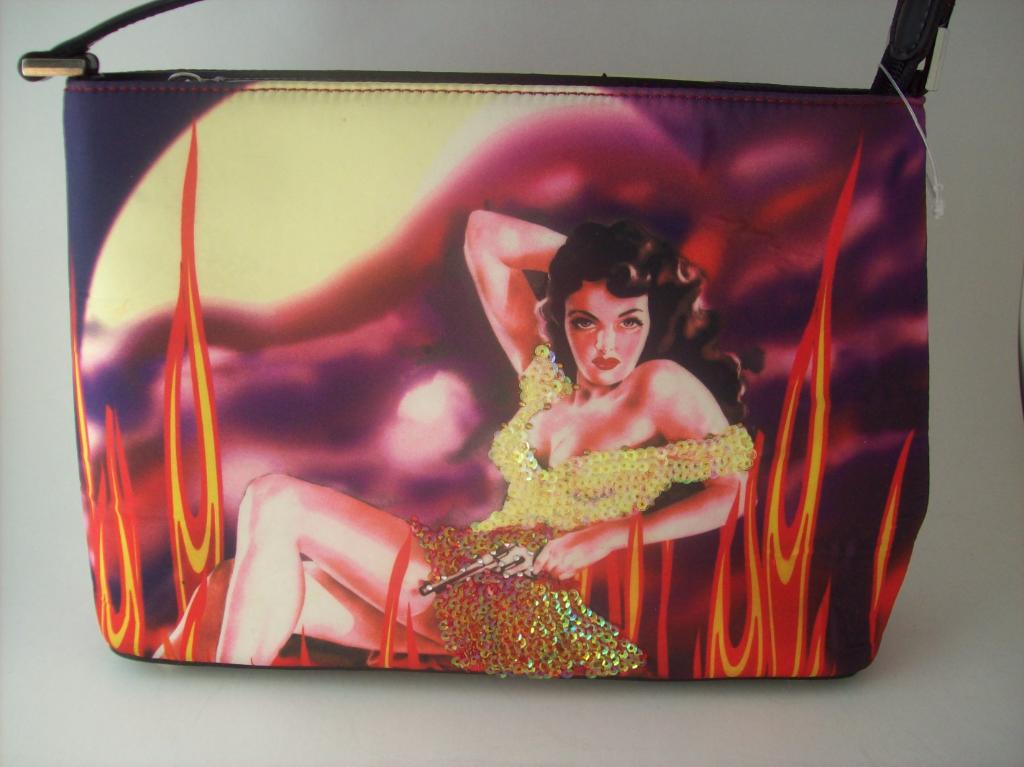 http://i203.photobucket.com/albums/aa171/honeybuncrafts_2007/Item%201/girl%20with%20gun%20handbag/100_0247.jpg