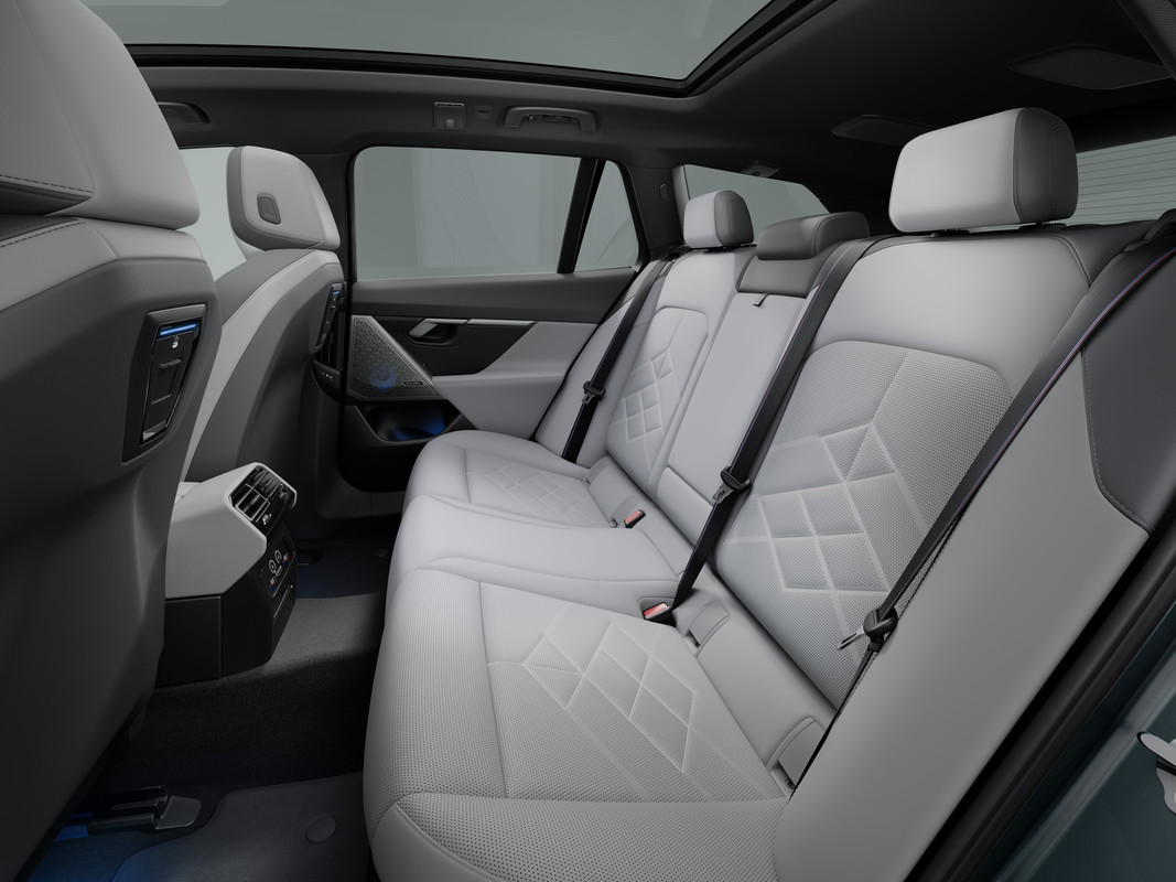 P90536876_highRes_the-new-bmw-i5-edriv