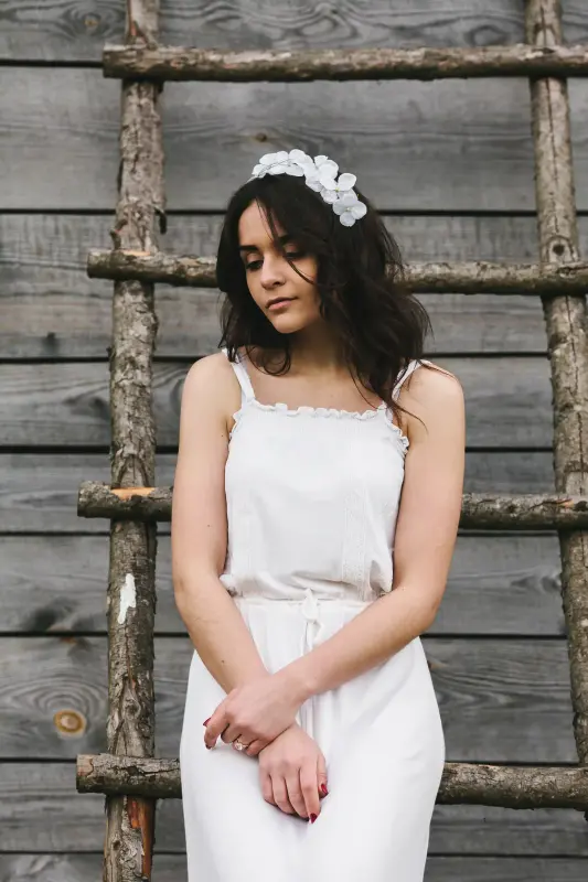 Vestido branco estilo midi com manga longa e renda para casamento no civil