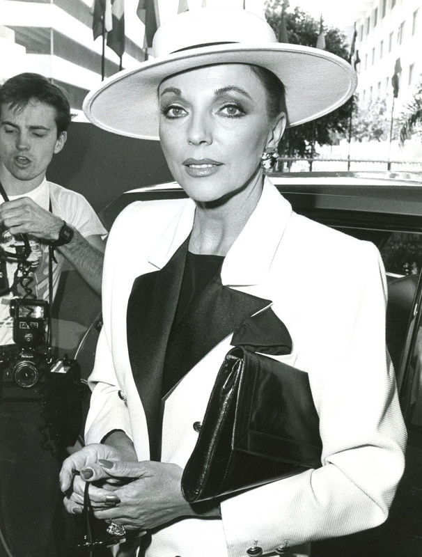 Joan_Collins_h07