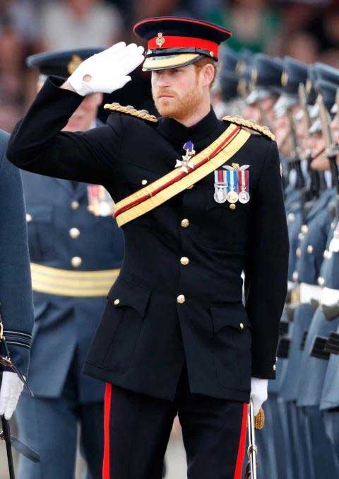 1-pangeran-harry-seragam-militer.jpg