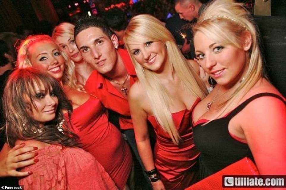 11844570-6885045-Macheda-s-winner-against-Villa-transformed-his-life-this-photogr-a-33-1554385610010.jpg
