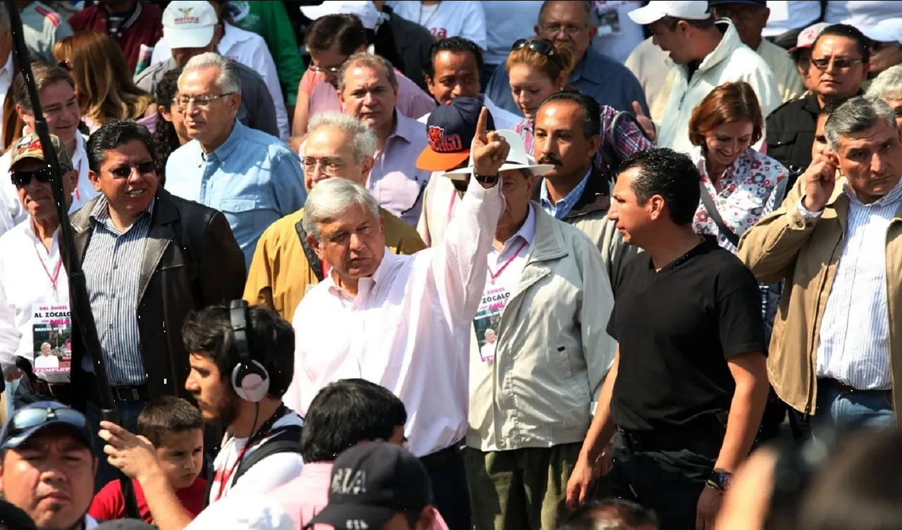 AMLO se abre paso ante un bravío mar de manifestantes, 3 horas de retraso a pie