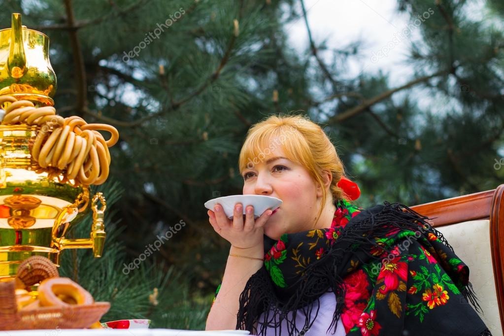Девушка с самоваром. Пить из блюдцев нет сапог. Фотосессия с самоваром. Самовар в живописи. Женщина с баранками.