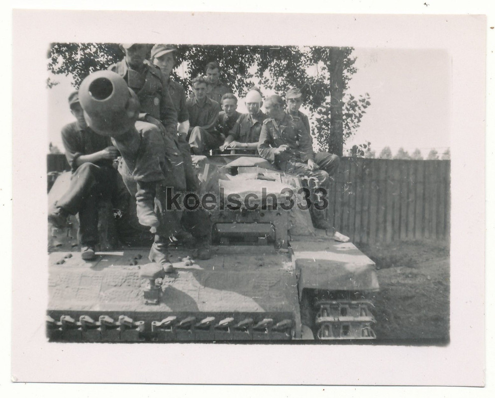 Foto Sturmgeschütz Brigade 322 Panzermänner auf 