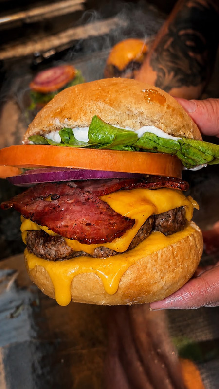 Bravo Madeiro, x-bacon artesanal da Bravos Burguer com pão da Hamburgueria Madeiro