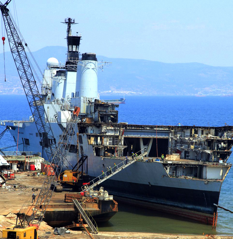 HMS Ark Royal (R.07) на разборке в Измире (Турция)