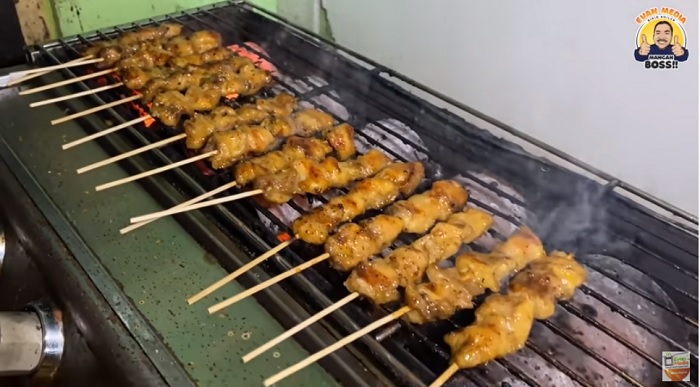 Proses pembakaran sate lele di Omah Lele Sumber Roso.
