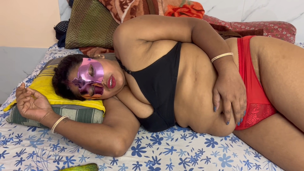 Due to Not Living in the Husband's House the Wife Quenched Her Thirst with Cucumber.mp4_snapshot_00.