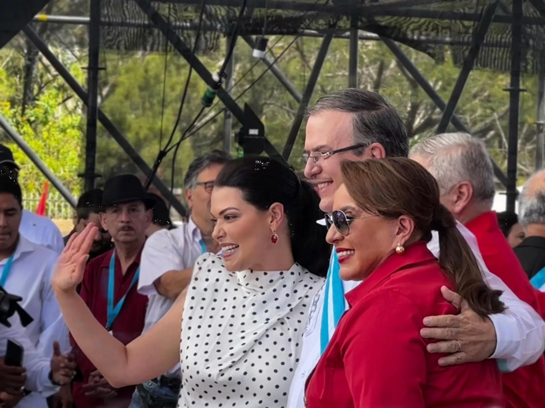 Honduras condecora a Marcelo Ebrard con la Orden Francisco Morazán