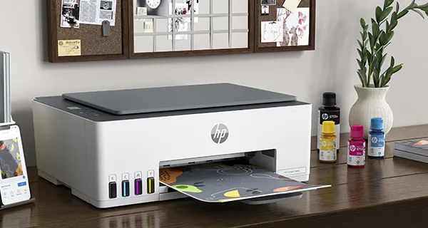 Kit de cuatro botellas de tinta original HP: negro, cian, magenta y amarillo.