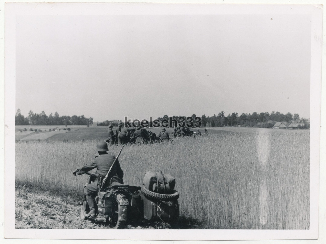Foto Kradschütze auf BMW Motorrad Gespann im Kampfgebiet an der Ostfront 1941