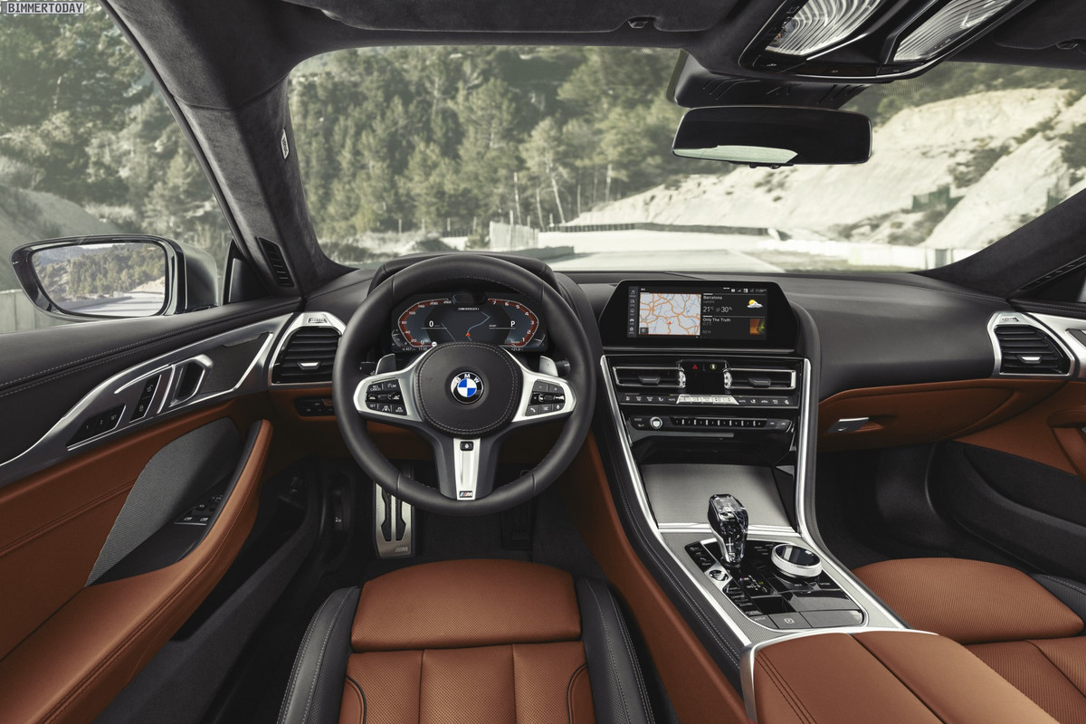 2019-BMW-8er-G15-Interieur-M850i-Cockpit-02