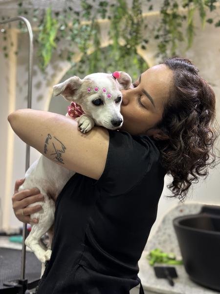 Cão recebendo cuidado especializado com técnica