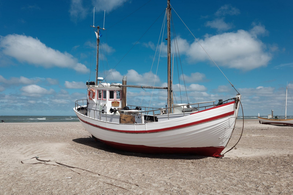 white-boat-land-dis2.jpg