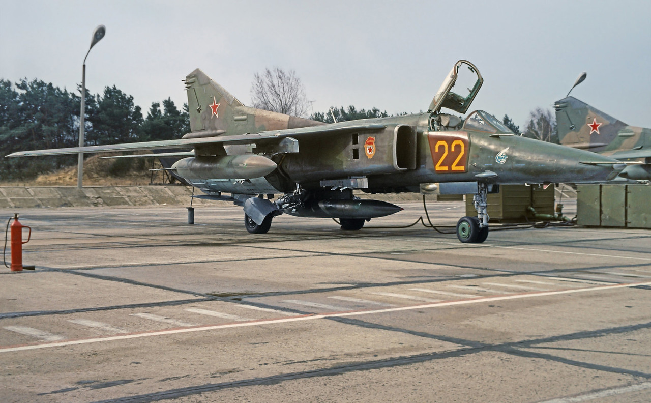 19 GvAPIB Mig-27D Yellow 22_61912560240 (3)