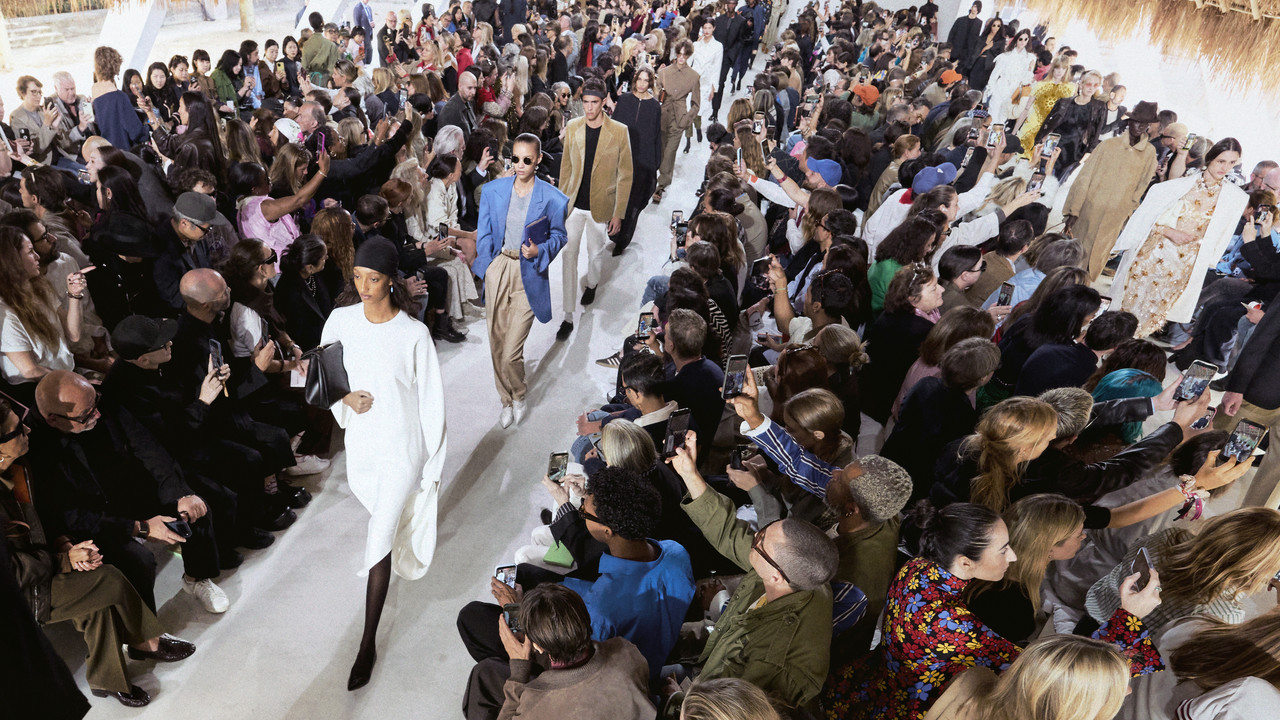 Celine SS27, il finale della sfilata a Parigi Finale della sfilata Celine SS27 di Michael Rider alla Paris Fashion Week