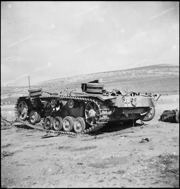 Epave d'un char moyen allemand Panzer-III sur le champ de bataille de Kasserine (3)