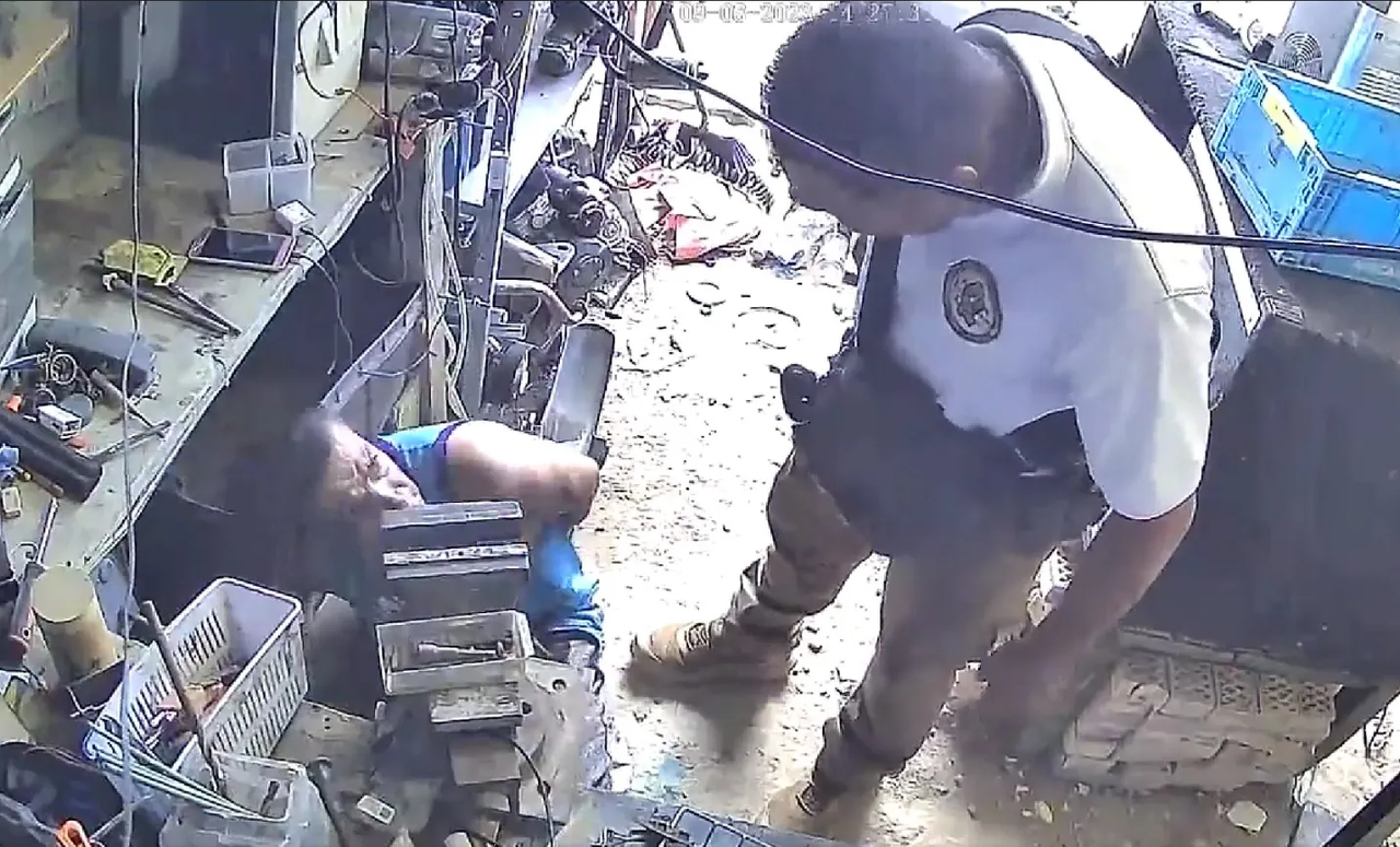¡A puñetazos! Oficiales en Saltillo despojan a herrero de 25 mil pesos: video