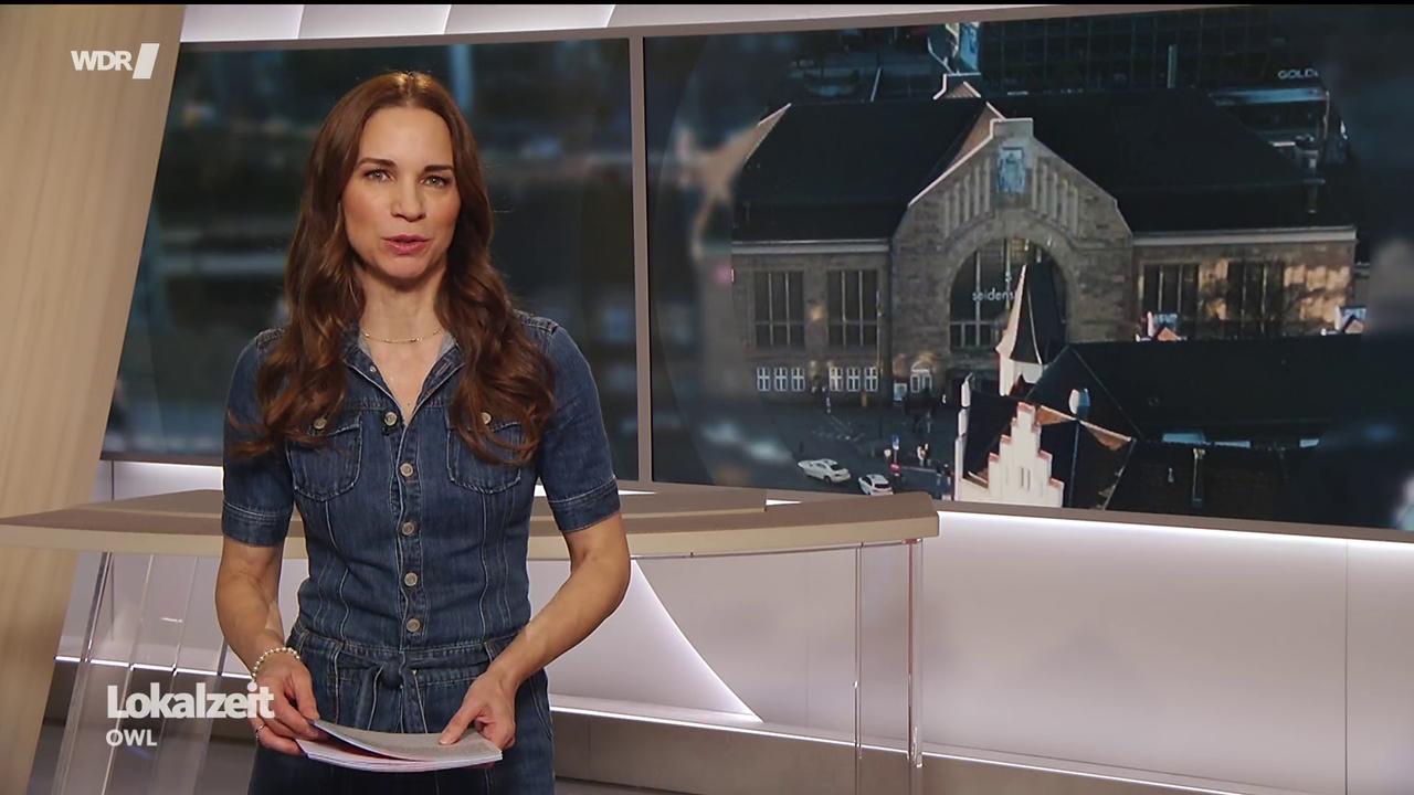 Kristina Sterz WDR Lokalzeit OWL 24 04 2026 90X Caps 63