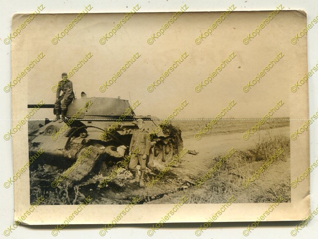 Foto, Wehrmacht, zerstörter Panzer T-34, zerstörte Kette, Russla
