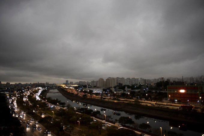 Kepulan asap yang tebal sebabkan bandar jadi seperti malam