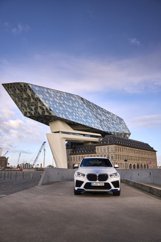 P90494427_highRes_bmw-ix5-hydrogen-on-