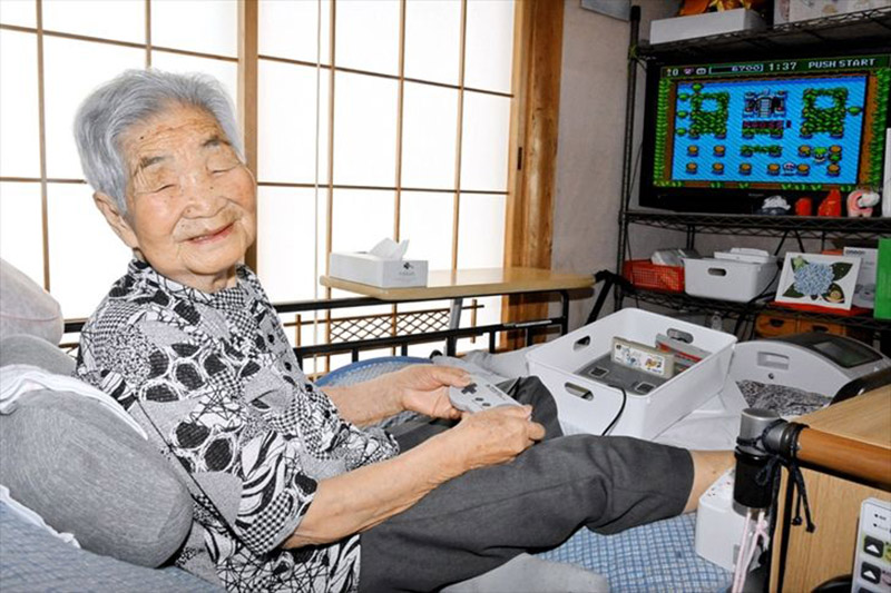 คุณยายญี่ปุ่น 100 ปี เผยเคล็ดลับอายุยืน “เล่นเกมทุกวัน” มือยังไวกว่าเด...