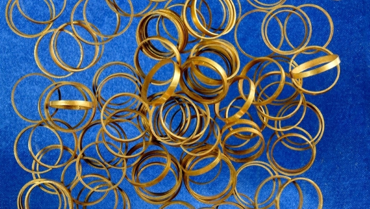 Hallan en Rumanía una tumba prehistórica repleta de anillos de oro