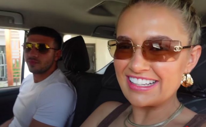 Molly-Mae Hague dan Tommy Fury tidak mengenakan masker wajah wajib saat menggunakan taksi di Dubai.