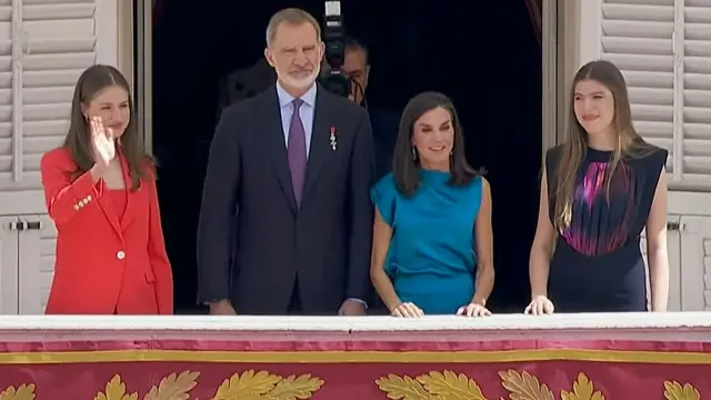 los-reyes-y-las-infantas-en-el-balcon-de-palacio