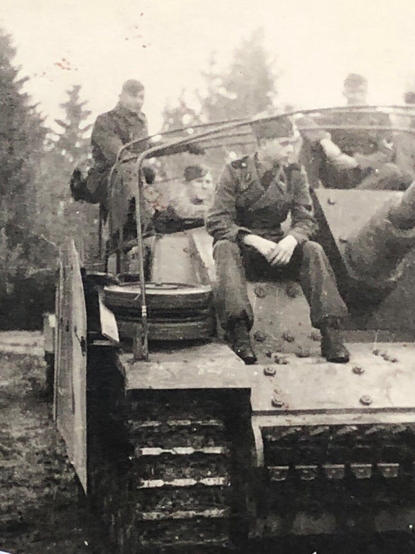 Altes Foto-Panzer-Tank-Langrohr-Seitenschürzen-Besatzung-Normandie-1