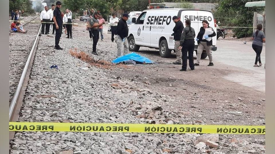 Adulto mayor que intentaba cruzar las vías muere al ser embestido por el tren en Sinaloa