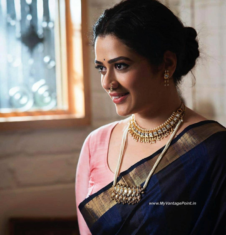 19-Marathi-Mulgi-Girija-Oak-Godbole-Photos-Wallpapers-in-Traditional-Look-My-Vantage-Point