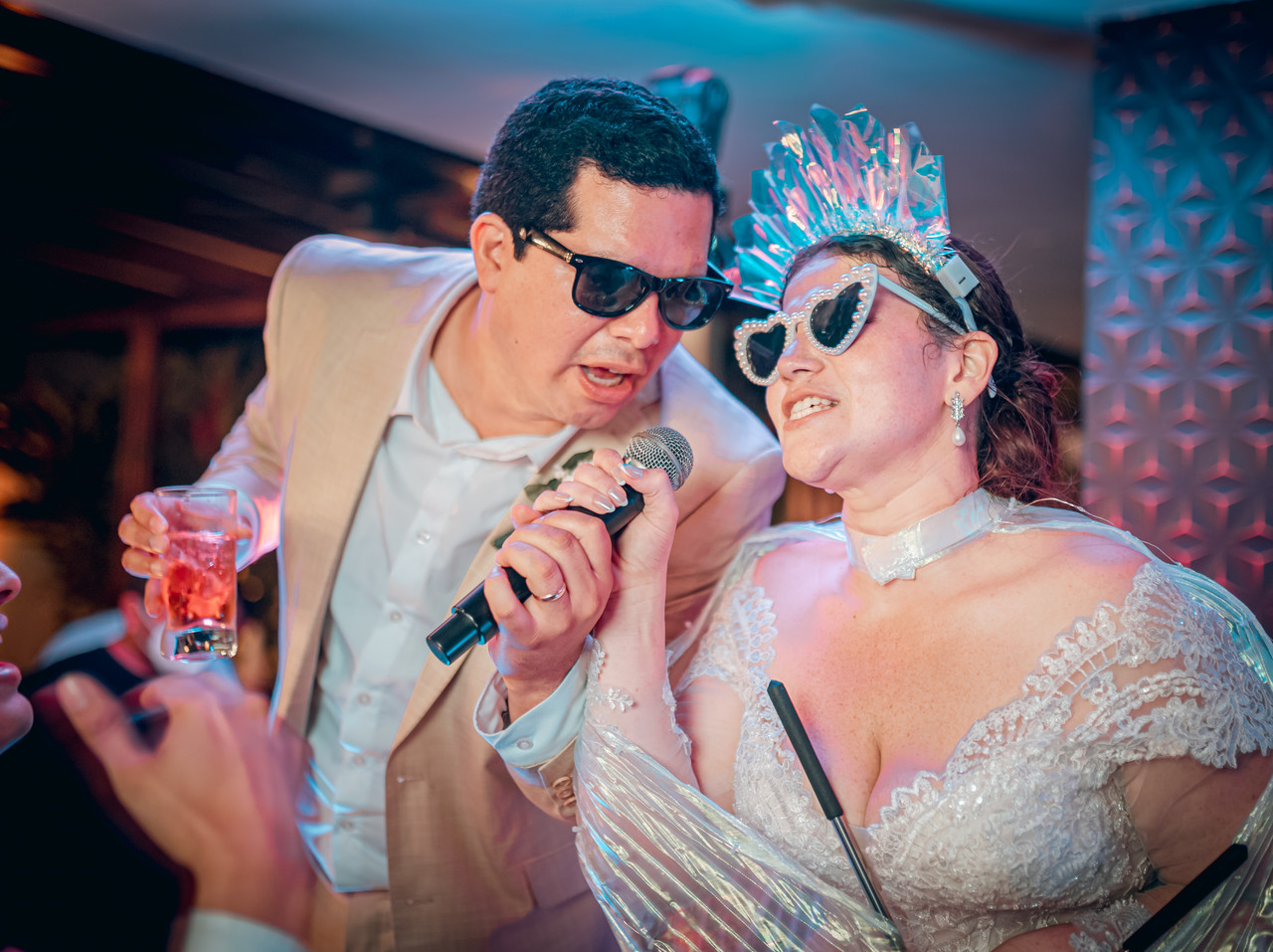 Esposos cantando en la fiesta