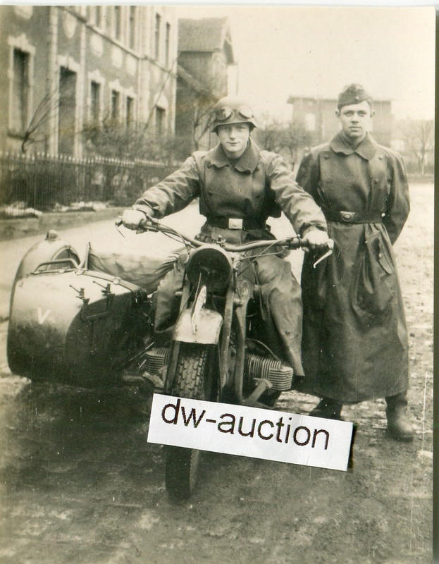 Fallschirmjäger auf Motorrad