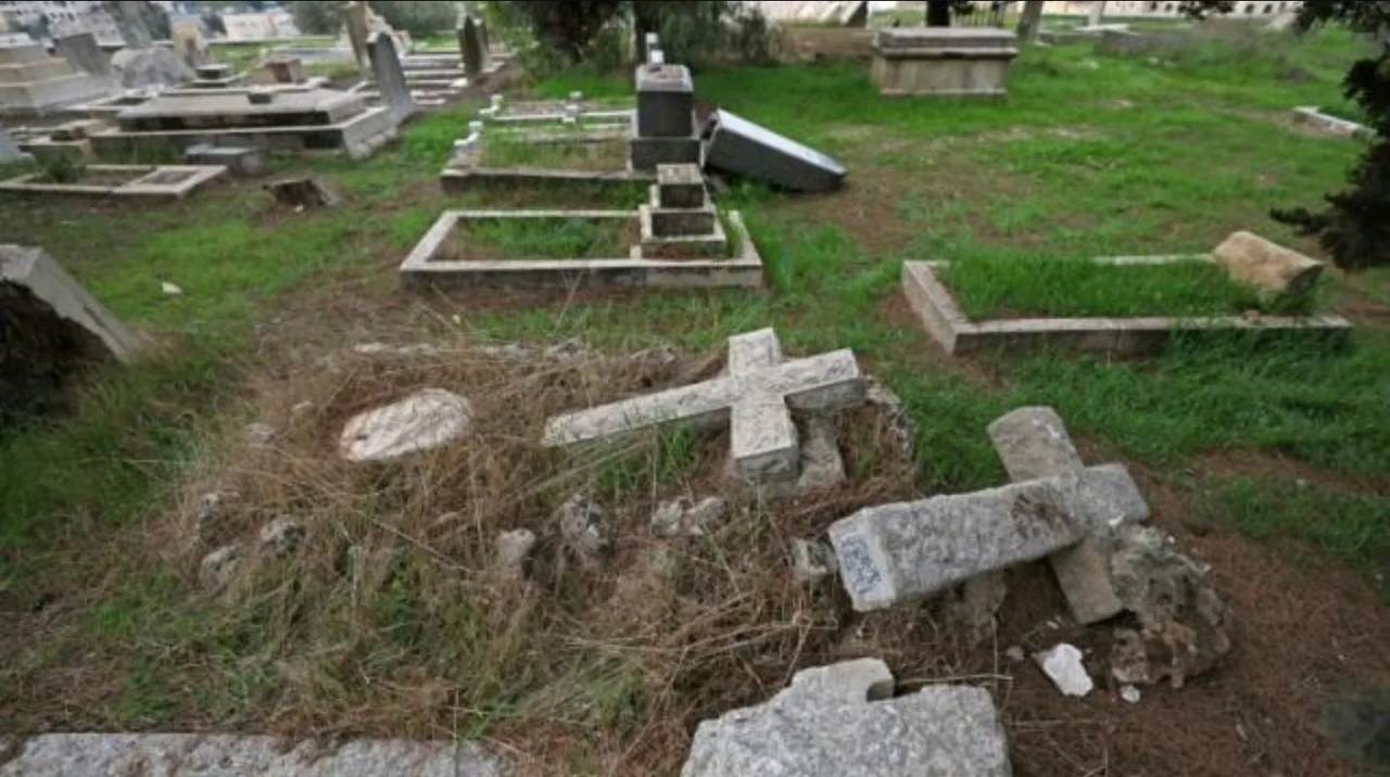 Atacan tumbas de cementerio cristiano en Israel