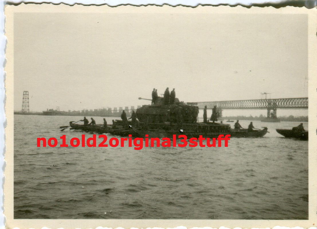 Panzer auf Fähre, bei der Überfahrt zur Front