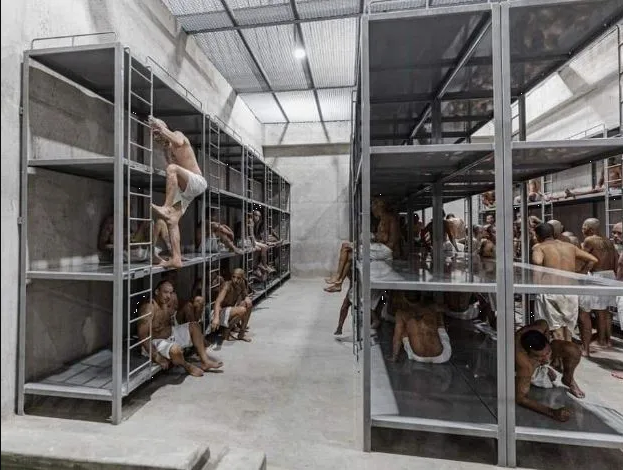 Prisioneros duermen en literas metálicas y sin colchones en cárcel de El Salvador