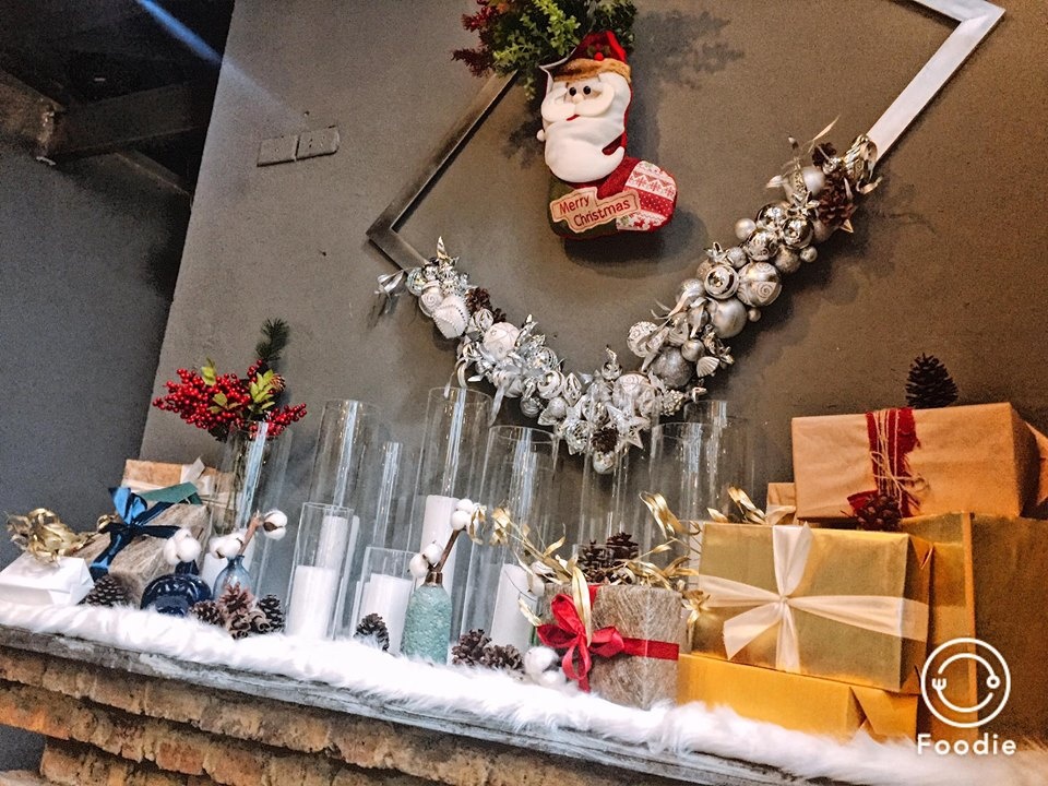 Mê mẩn 8 QUÁN CAFE DECOR GIÁNG SINH siêu lộng lẫy ở Hà Nội cho các tín đồ sống ảo - ảnh 21 me man 8 quan cafe decor giang sinh sieu long lay o ha noi cho cac tin do song ao - anh 21