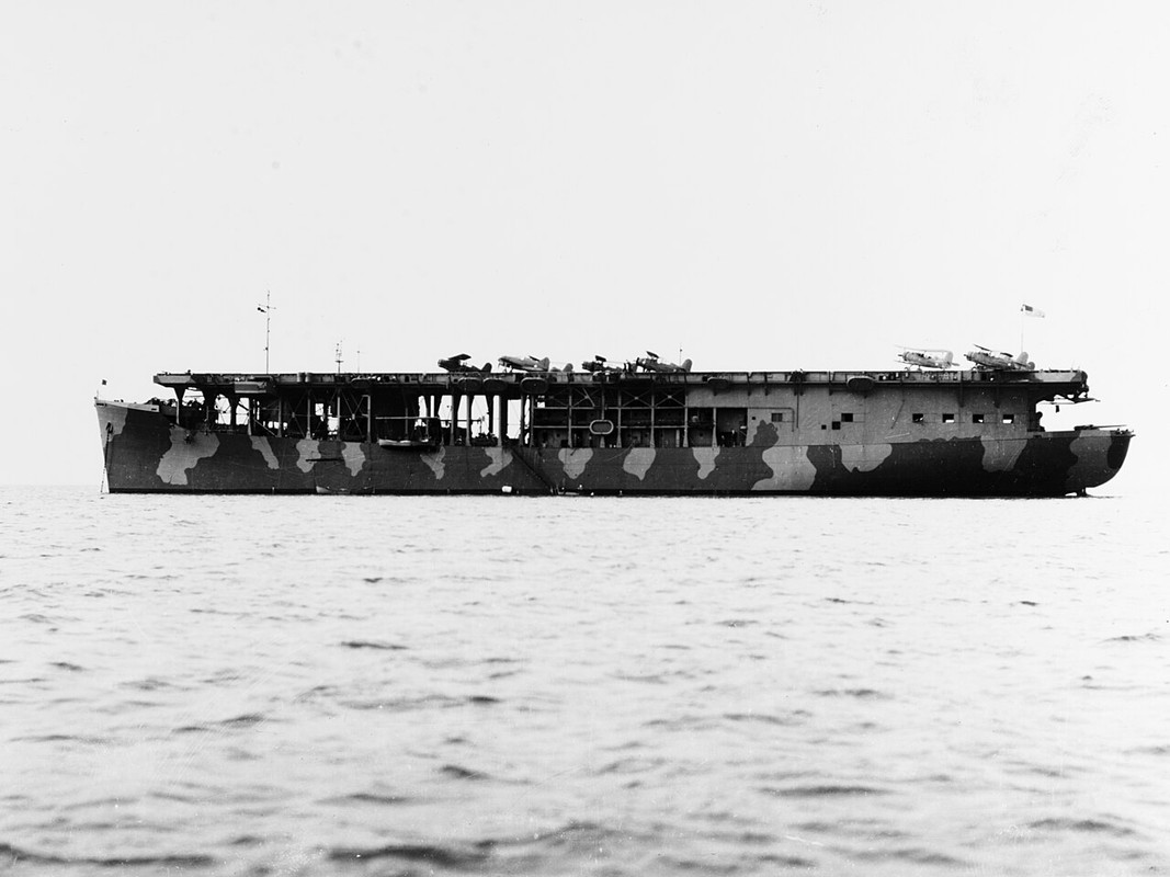 USS_Long_Island_(AVG-1)_in_Measure_12_camouflage_-_19-N-27986