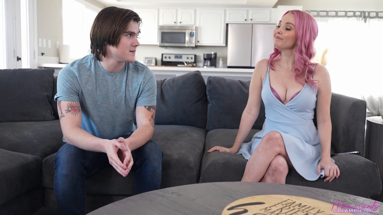 Aaliyah Love - My Stepmom is My Girlfriend - MOMWANTSCREAMPIE.mkv.0002