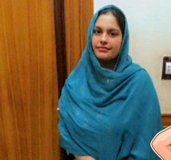 Beautifull muslim girl rubbing her huge boobs closeup