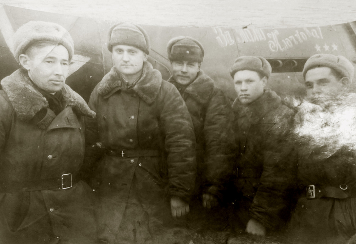 Bell-P-39-Airacobra-352IAP-273IAD-slogan-For-Tolya-Klochkov-with-pilots-Belorussian-Front-1944-01